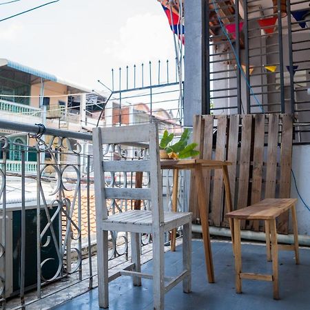 Sacred Lotus - Vegan Cafe X Hostel Phnom Penh Exterior foto