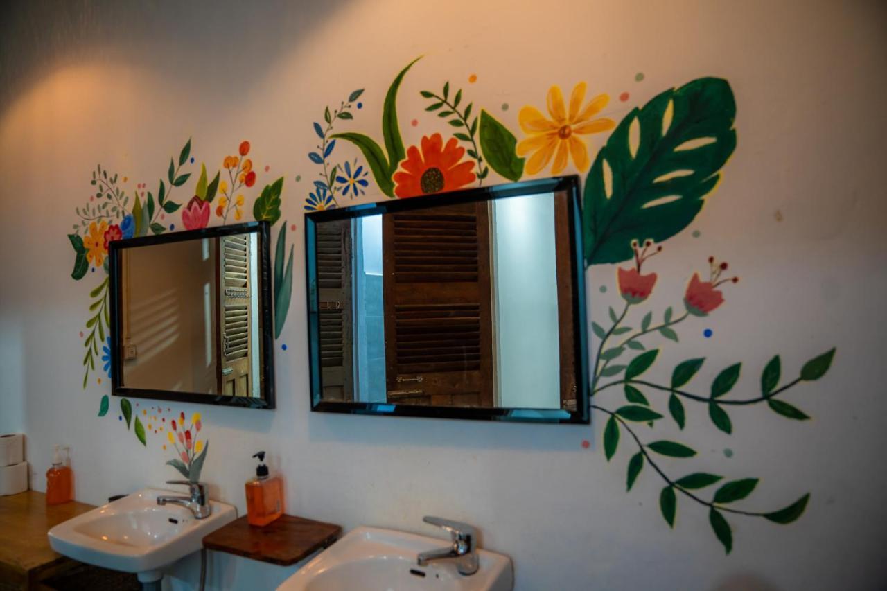 Sacred Lotus - Vegan Cafe X Hostel Phnom Penh Exterior foto