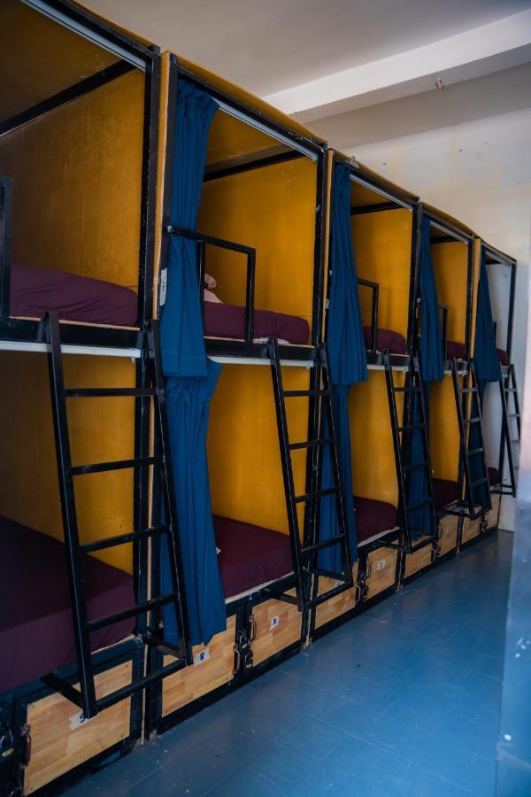 Sacred Lotus - Vegan Cafe X Hostel Phnom Penh Exterior foto