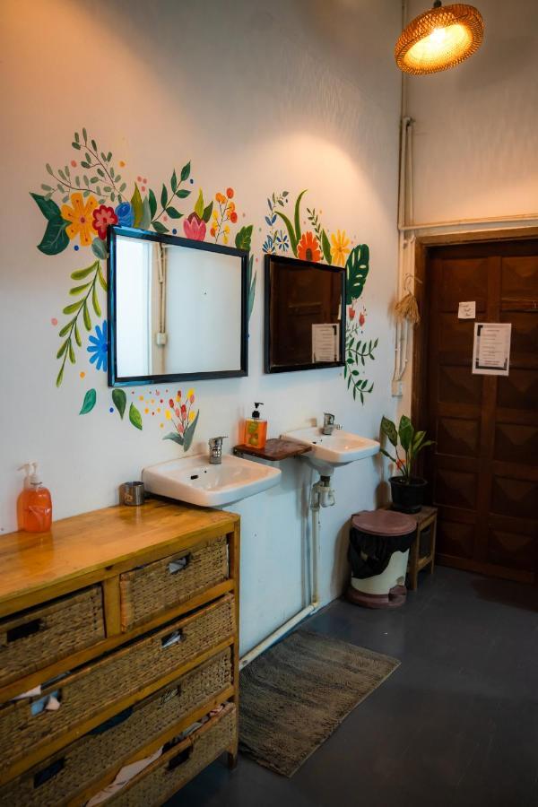 Sacred Lotus - Vegan Cafe X Hostel Phnom Penh Exterior foto