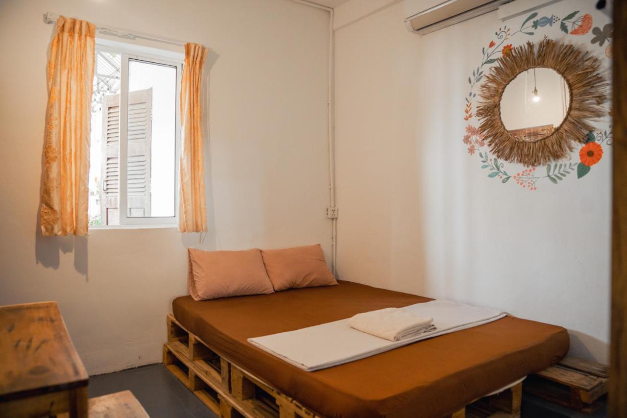 Sacred Lotus - Vegan Cafe X Hostel Phnom Penh Exterior foto