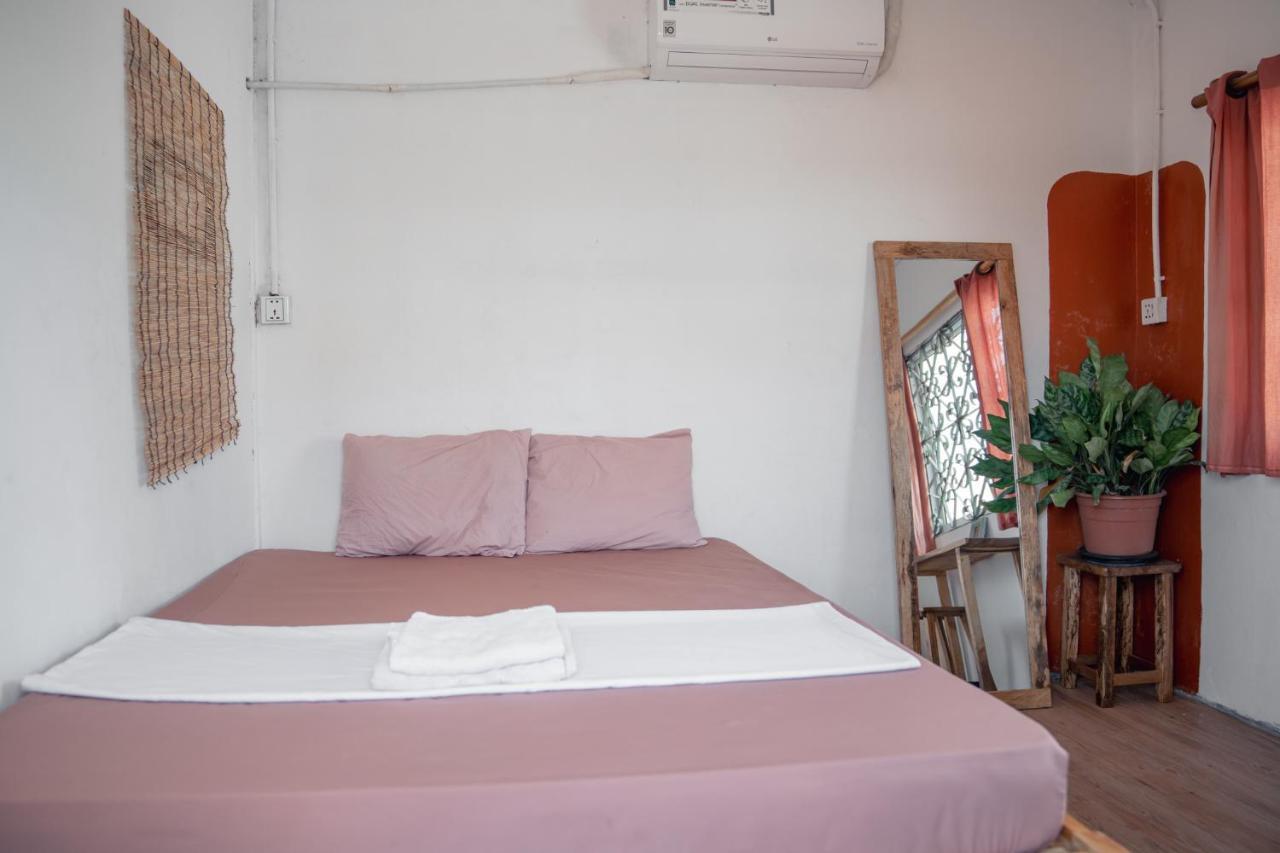 Sacred Lotus - Vegan Cafe X Hostel Phnom Penh Exterior foto