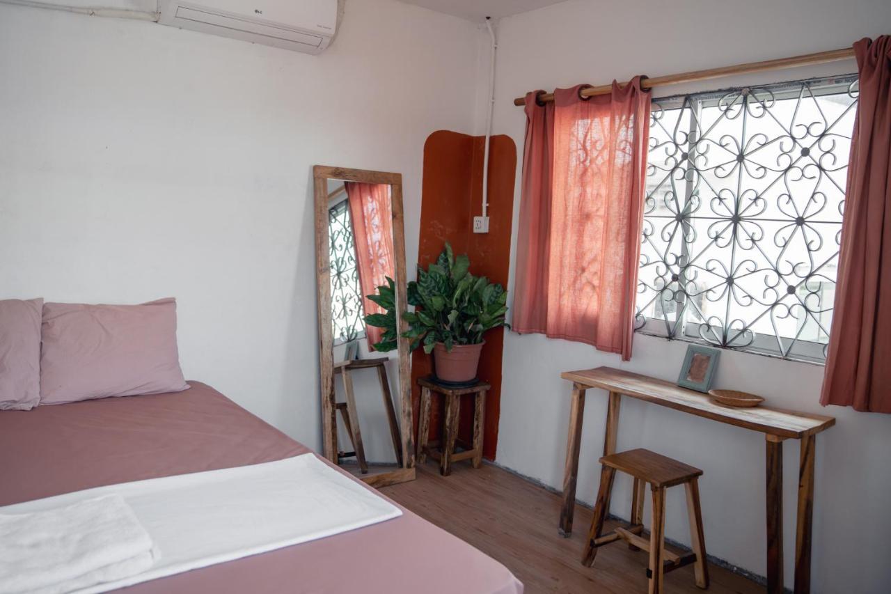 Sacred Lotus - Vegan Cafe X Hostel Phnom Penh Exterior foto