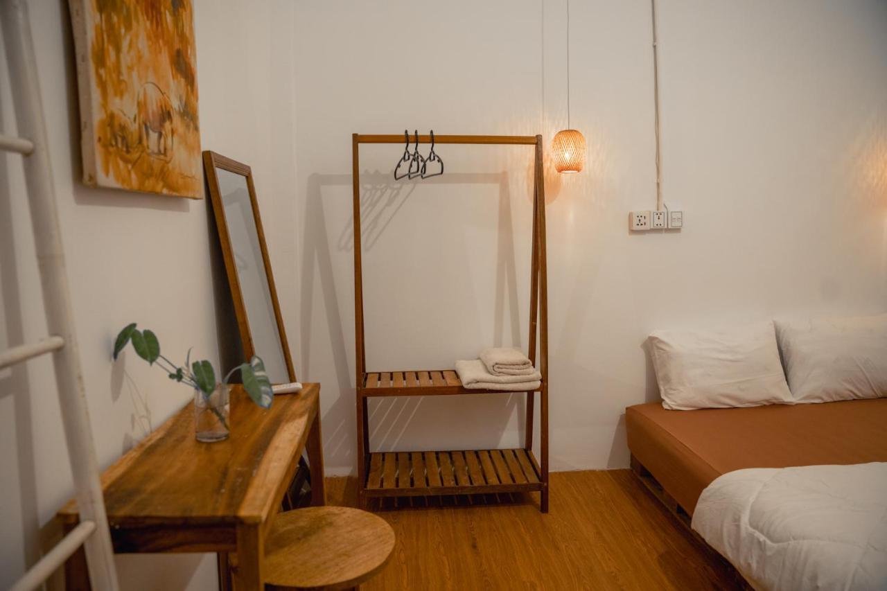 Sacred Lotus - Vegan Cafe X Hostel Phnom Penh Exterior foto