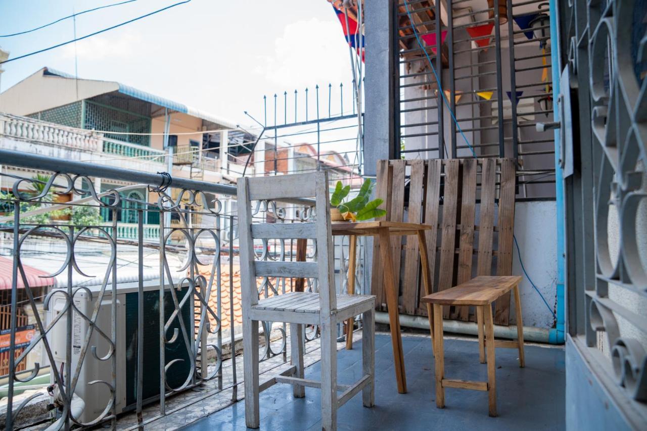 Sacred Lotus - Vegan Cafe X Hostel Phnom Penh Exterior foto