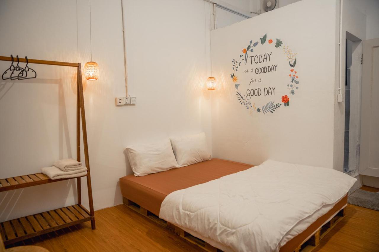 Sacred Lotus - Vegan Cafe X Hostel Phnom Penh Exterior foto