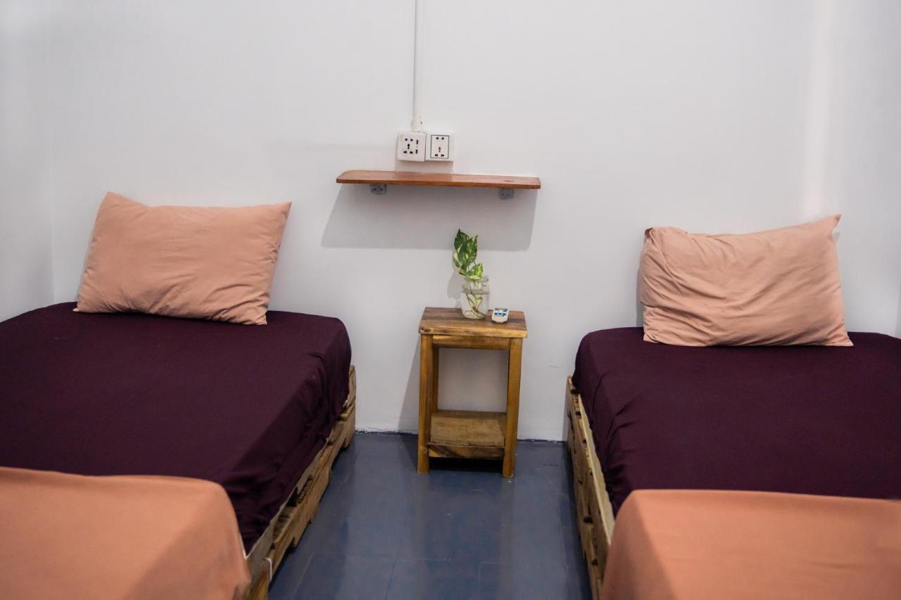 Sacred Lotus - Vegan Cafe X Hostel Phnom Penh Exterior foto