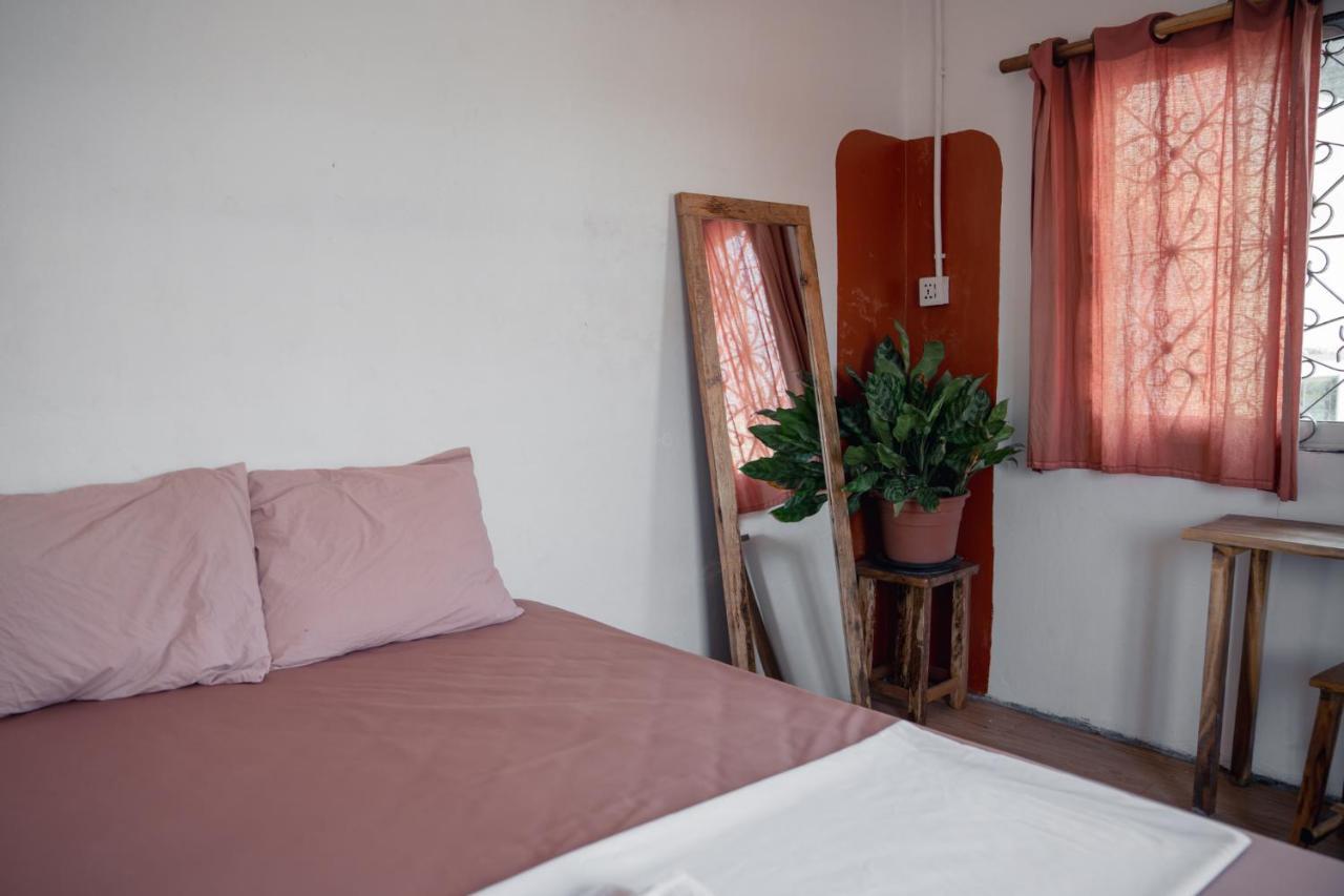 Sacred Lotus - Vegan Cafe X Hostel Phnom Penh Exterior foto