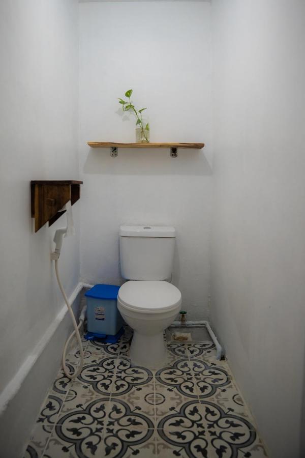 Sacred Lotus - Vegan Cafe X Hostel Phnom Penh Exterior foto