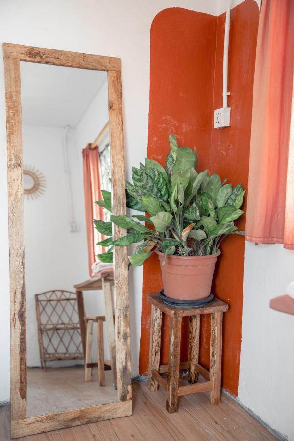 Sacred Lotus - Vegan Cafe X Hostel Phnom Penh Exterior foto
