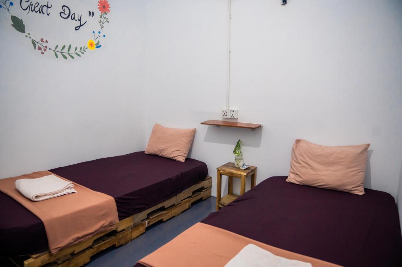 Sacred Lotus - Vegan Cafe X Hostel Phnom Penh Exterior foto