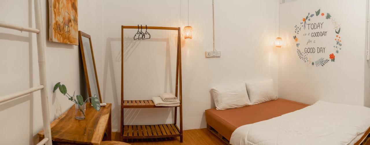 Sacred Lotus - Vegan Cafe X Hostel Phnom Penh Exterior foto
