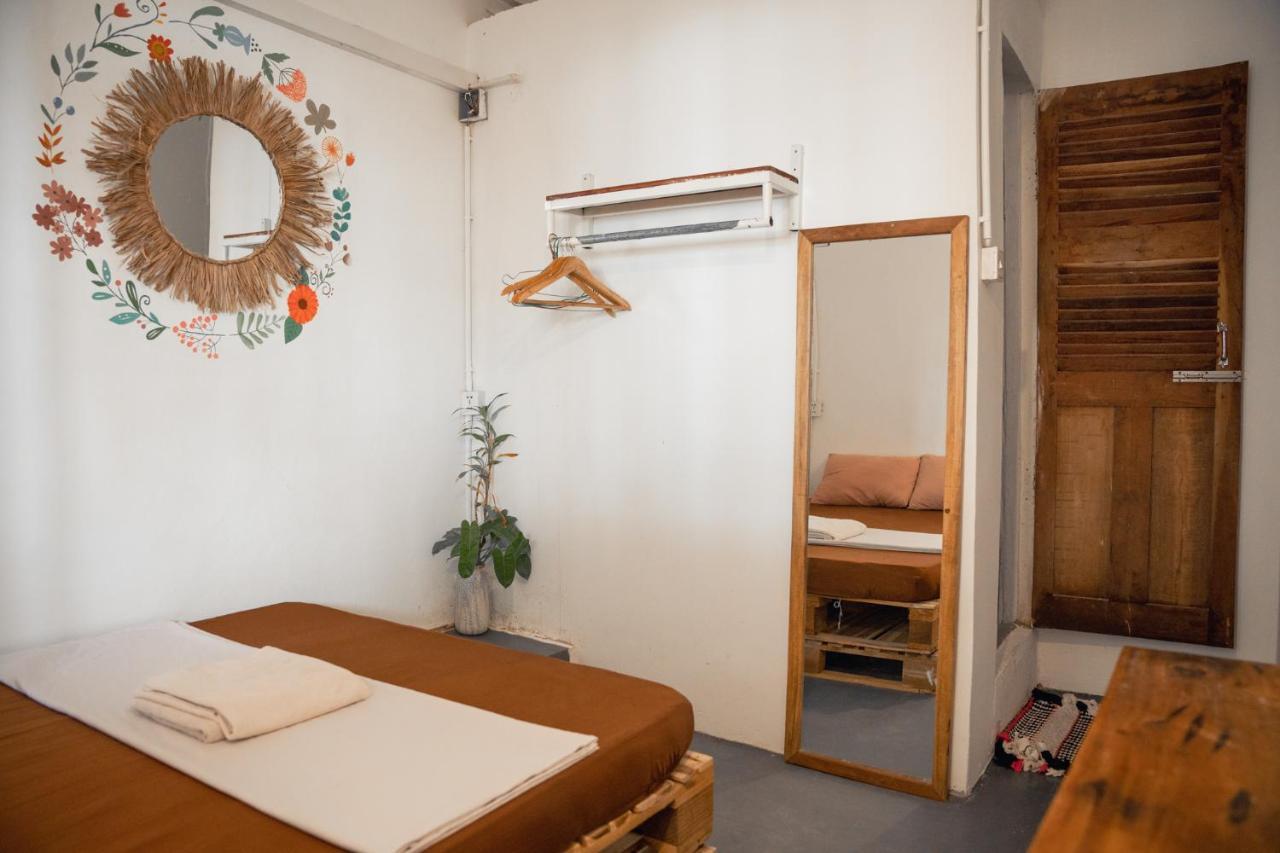 Sacred Lotus - Vegan Cafe X Hostel Phnom Penh Exterior foto