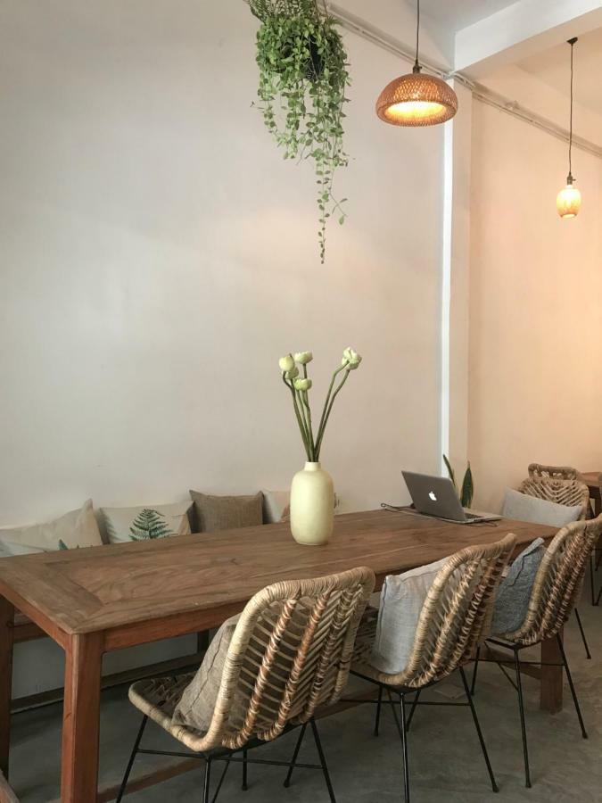 Sacred Lotus - Vegan Cafe X Hostel Phnom Penh Exterior foto