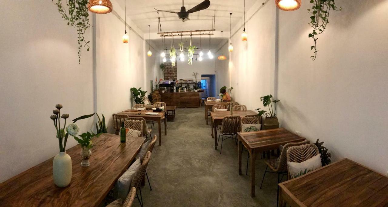 Sacred Lotus - Vegan Cafe X Hostel Phnom Penh Exterior foto