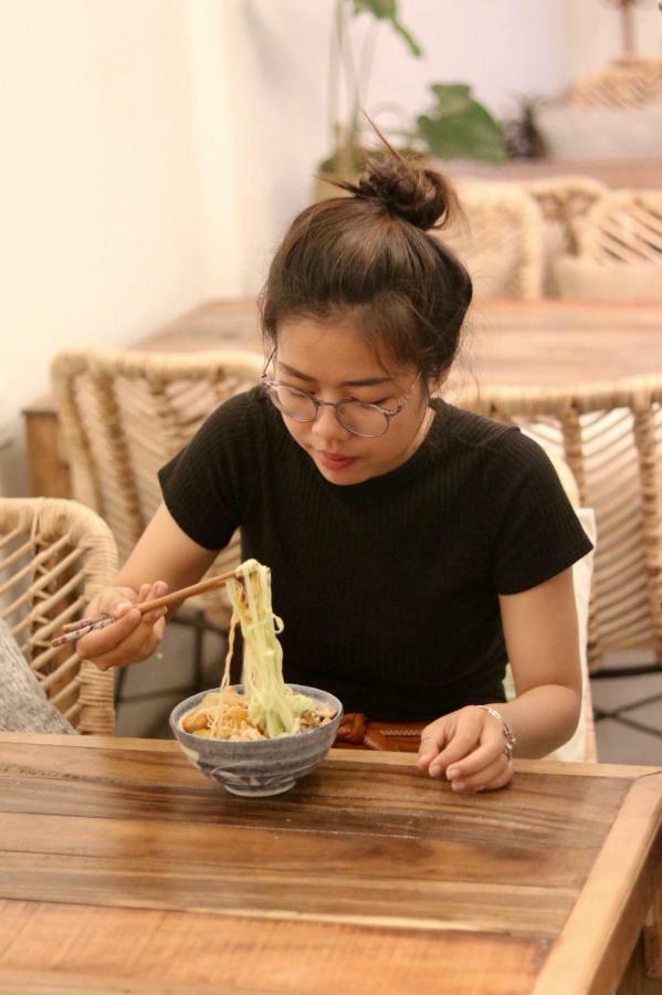 Sacred Lotus - Vegan Cafe X Hostel Phnom Penh Exterior foto