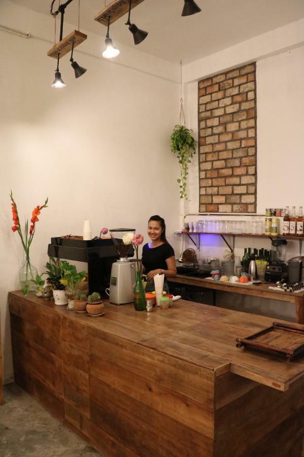Sacred Lotus - Vegan Cafe X Hostel Phnom Penh Exterior foto