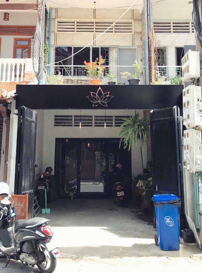 Sacred Lotus - Vegan Cafe X Hostel Phnom Penh Exterior foto